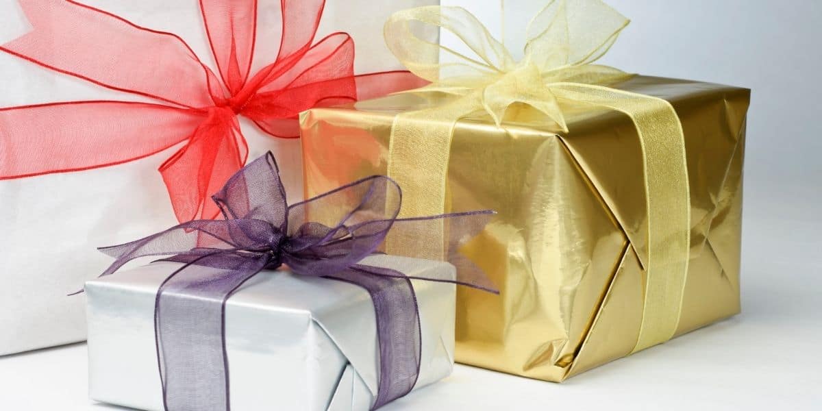 4 Ways to Wrap a Ribbon Around a Box
