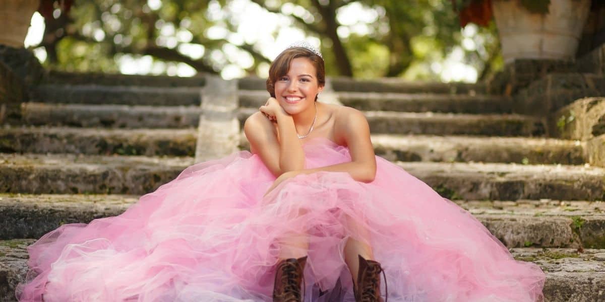 Quinceanera Gifts – All You Need To Know: Etiquette, Traditions, Gift Value